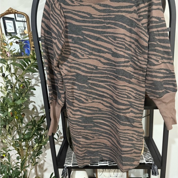 Heartloom Brown and Black Animal Print Sweater size medium - Picture 7 of 9